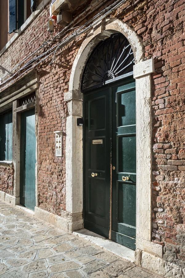 Ferienwohnung Mansardina - 1 Min From Accademia - Duplex Stylish And Cosy Venedig Exterior foto